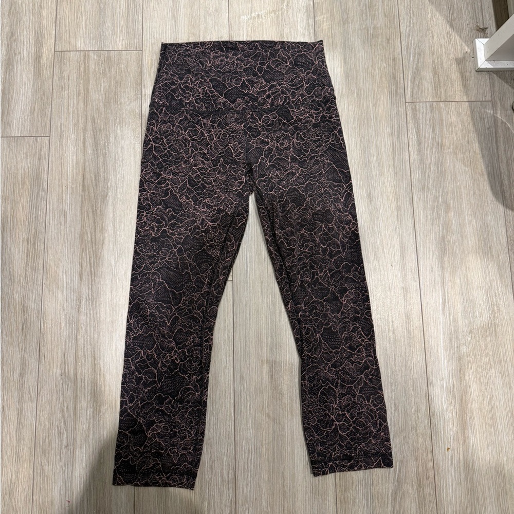 lululemon leggings 18” - Size 6 - Excellent Condition!